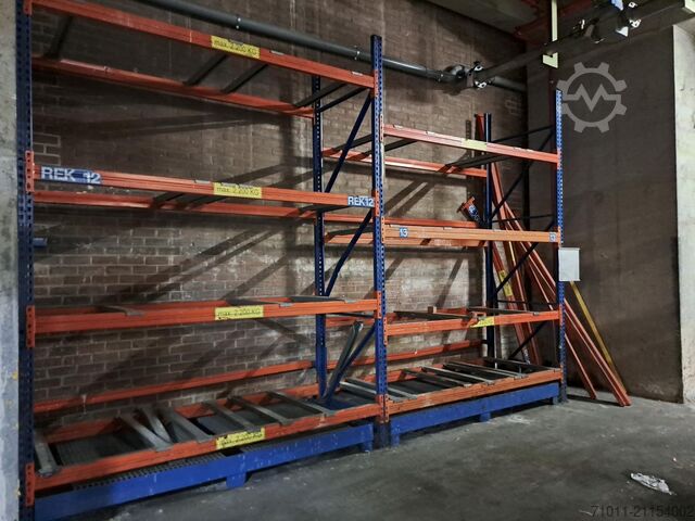 Palettenregale mit Auffangwannen  