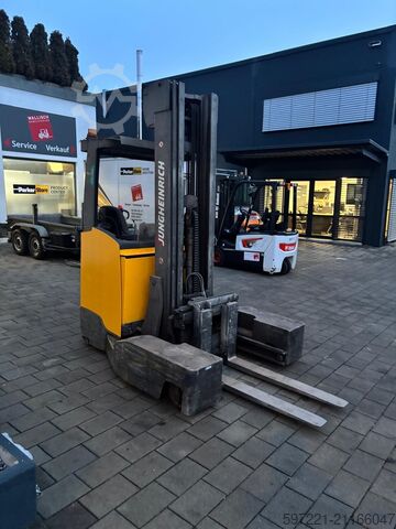 Vierwege-Schubmaststapler Jungheinrich ETV-Q 25 neue Batterie