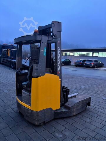 Vierwege-Schubmaststapler Jungheinrich ETV-Q 25 neue Batterie