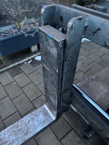 Vierwege-Schubmaststapler Jungheinrich ETV-Q 25 neue Batterie