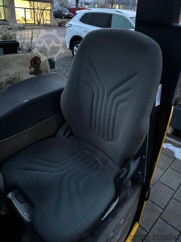 Vierwege-Schubmaststapler Jungheinrich ETV-Q 25 neue Batterie