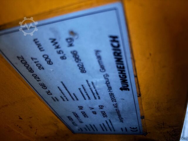 Vierwege-Schubmaststapler Jungheinrich ETV-Q 25 neue Batterie