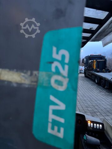 Vierwege-Schubmaststapler Jungheinrich ETV-Q 25 neue Batterie