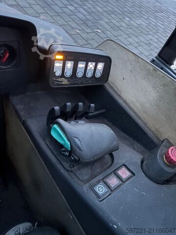 Vierwege-Schubmaststapler Jungheinrich ETV-Q 25 neue Batterie