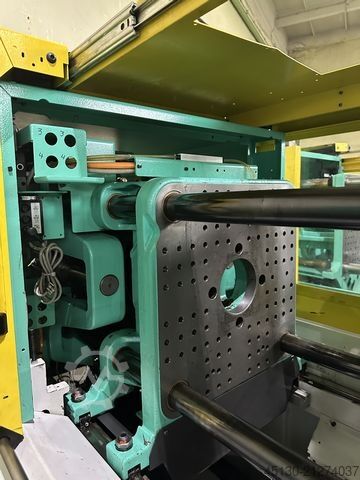 Spritzgießmaschine Arburg 320A 500-170 mit dem Angußpicker