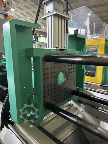 Spritzgießmaschine Arburg 320A 500-170 mit dem Angußpicker