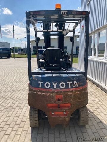 Electric 4-wheel forklift Toyota 8FBMT35