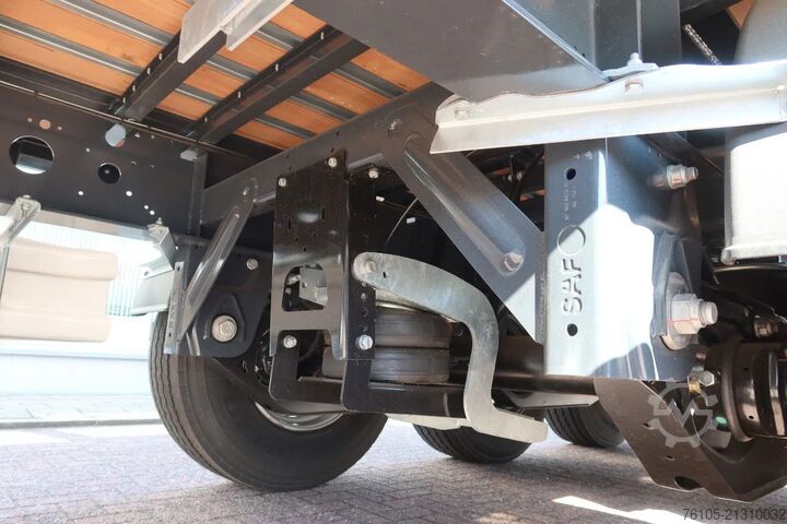 Box body Wielton 3 Asser. Gesloten met Dhollandia klep 2500 kg L...