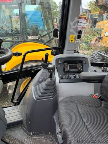 Backhoe loader CATERPILLAR 434 Baujahr 2022 2700 Stunden