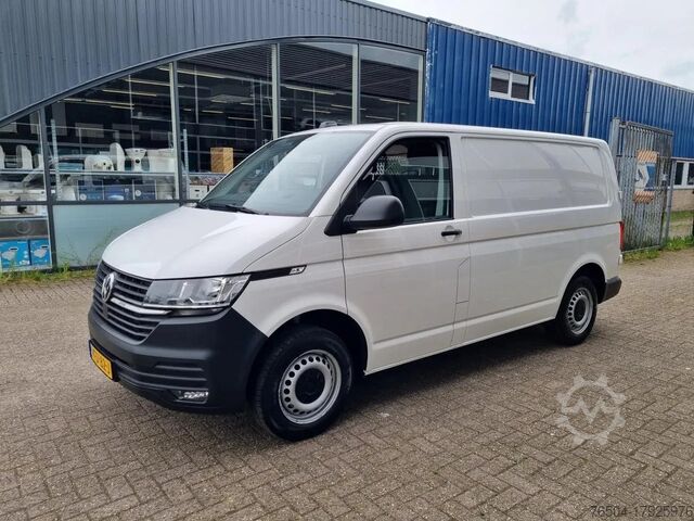 Delivery van Volkswagen Transporter 2.0 TDI 150 PK DSG Automaat Euro 6