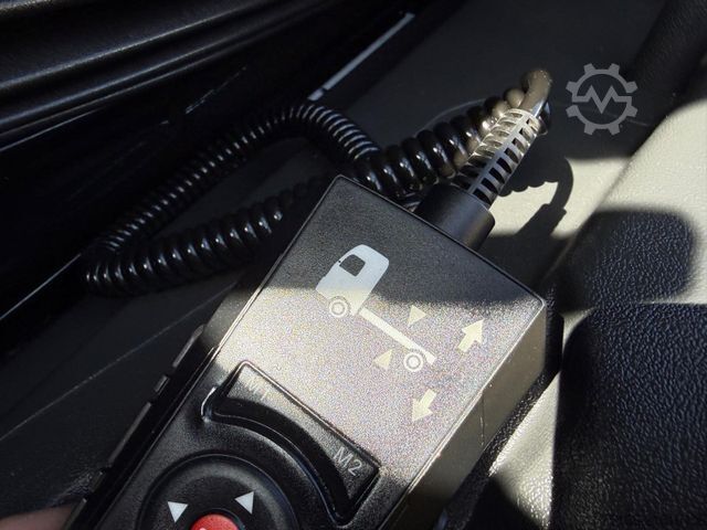 Transporter mit Koffer MERCEDES-BENZ ATEGO 818 L Koffer 6,10 m LBW 1 to.*AHK*EURO 6 E