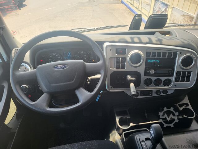 Box truck Ford Trucks 1842. Paquetero