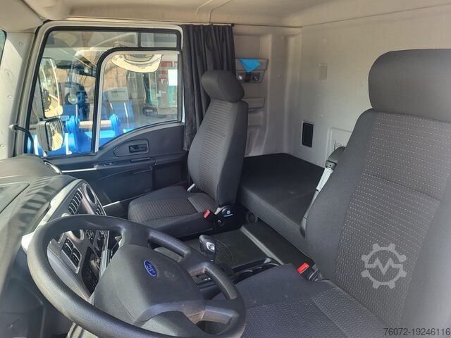 Box truck Ford Trucks 1842. Paquetero