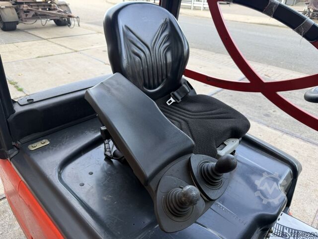 Electric 4-wheel forklift Linde E20PHL-00