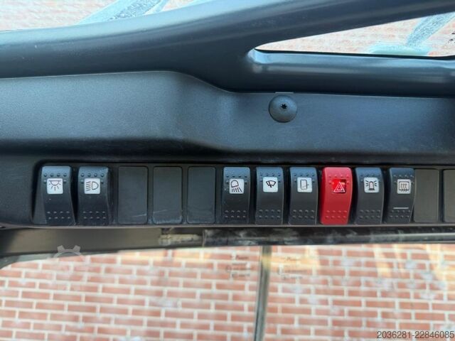 Electric 4-wheel forklift Linde E25L-01
