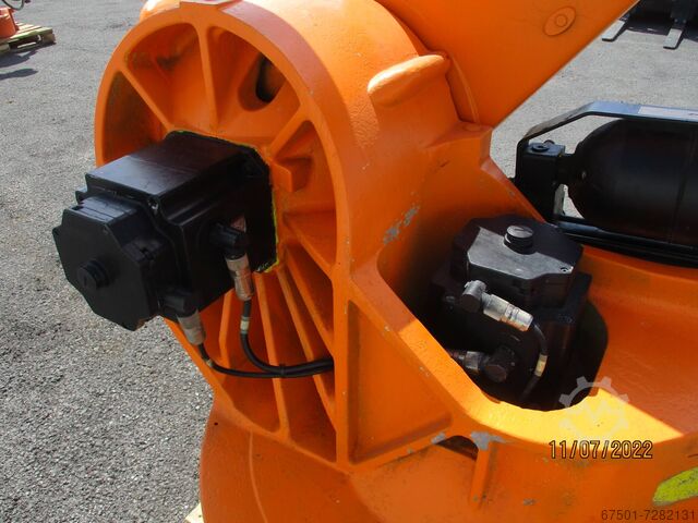 Industrial robots robot KUKA (1751)