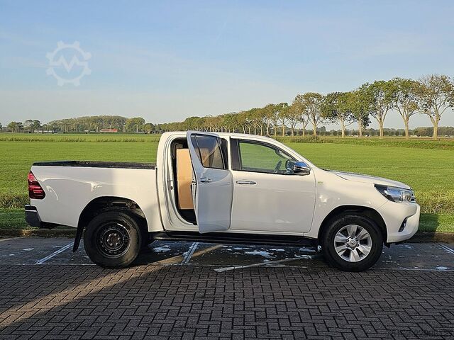 TOYOTA HI-LUX 2.4 EU net export price €19,950.00, AC, automatic transmission, EURO 6, tow bar, Bluet TOYOTA HI-LUX 2.4 EU netto exportprijs 19950,00 ac aut...