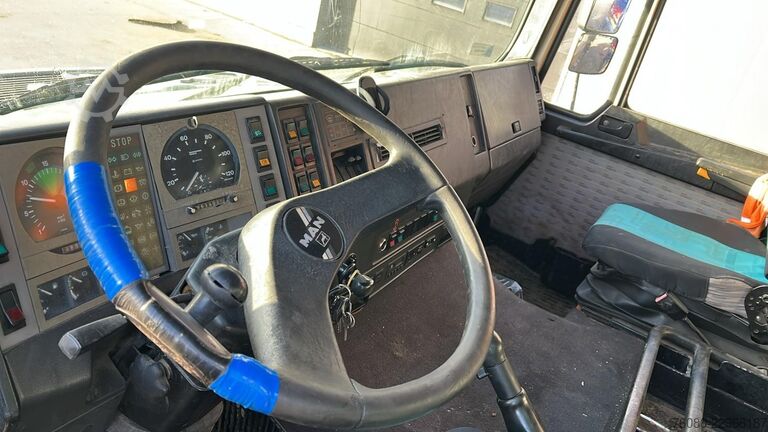 3-Seiten-Kipper MAN 25.372 (6 CYLINDER / MANUAL PUMP / POMPE MANUEL...