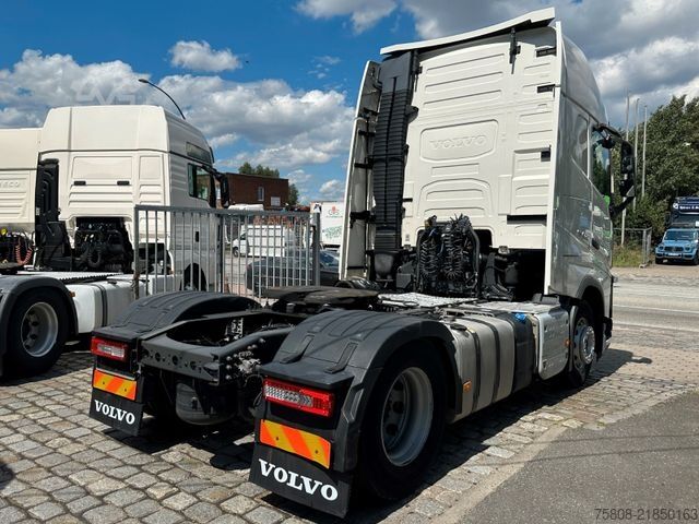 Standard tractor unit VOLVO FH 500 Globetrotter XL 2 Tanks Lane Guard
