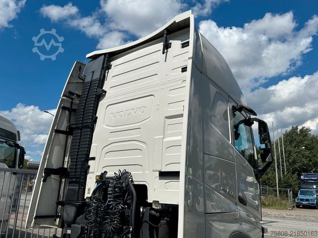 Standard tractor unit VOLVO FH 500 Globetrotter XL 2 Tanks Lane Guard