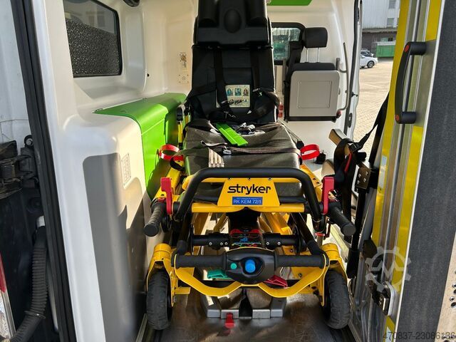 Feuerwehrfahrzeug FORD Transit / Trage + Liege + Rampe