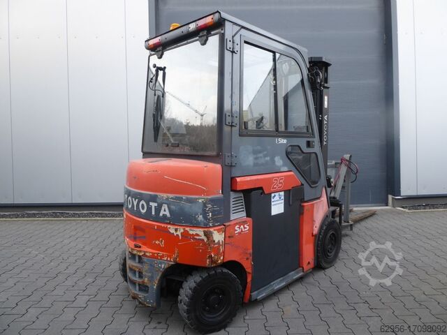 Electric 4-wheel forklift Toyota 7FBMF25