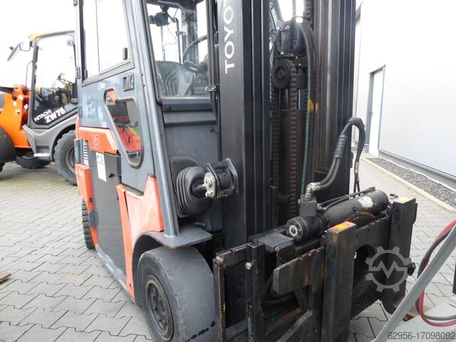 Electric 4-wheel forklift Toyota 7FBMF25