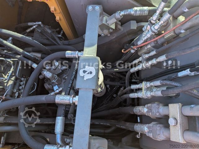 Chain excavator VOLVO EC 220 / SW + 2 Löffel