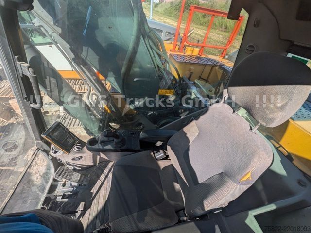 Chain excavator VOLVO EC 220 / SW + 2 Löffel