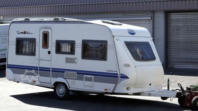 Wohnwagen HOBBY De Luxe 450 UF mit Mover und Vorzelt
