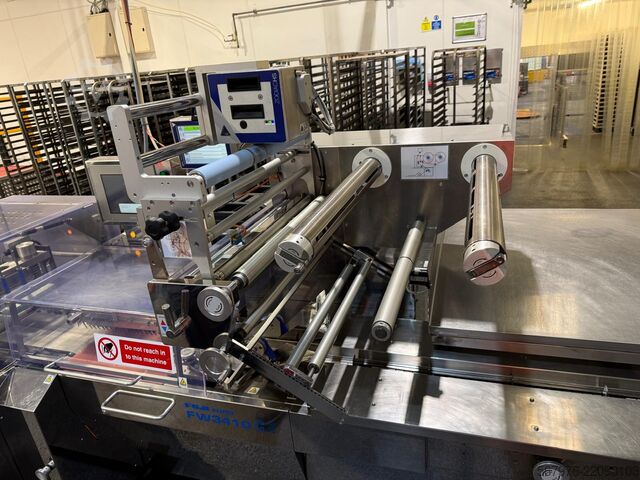 Flow wrapper Fuji Packaging / Loma Systems Complete FW3410CX Packing Line