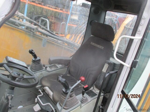 Material handler LIEBHERR LH30M