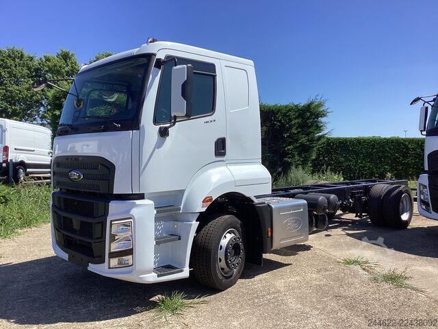 Custom body truck Ford Ford 4x2 Road 1833 Low Roof Sleeper Cab