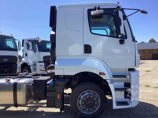 Custom body truck Ford Ford 4x2 Road 1833 Low Roof Sleeper Cab