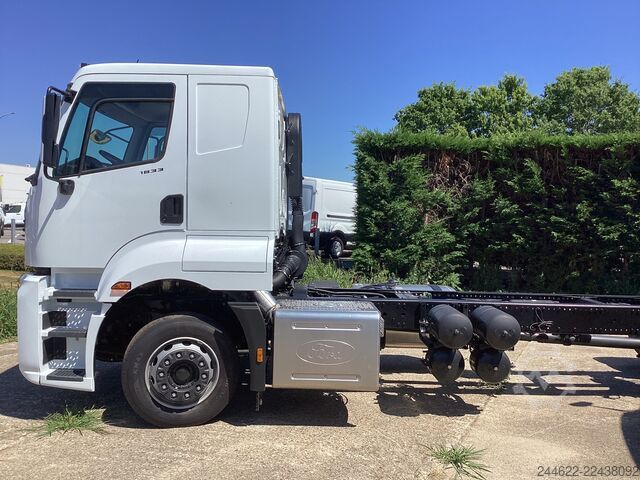 Custom body truck Ford Ford 4x2 Road 1833 Low Roof Sleeper Cab
