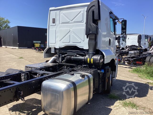 Custom body truck Ford Ford 4x2 Road 1833 Low Roof Sleeper Cab