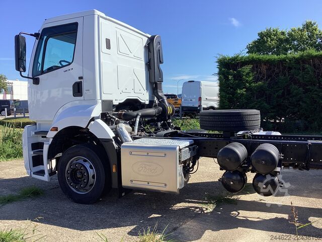 Custom body truck Ford Ford 4x2 Road 1833 Daycab