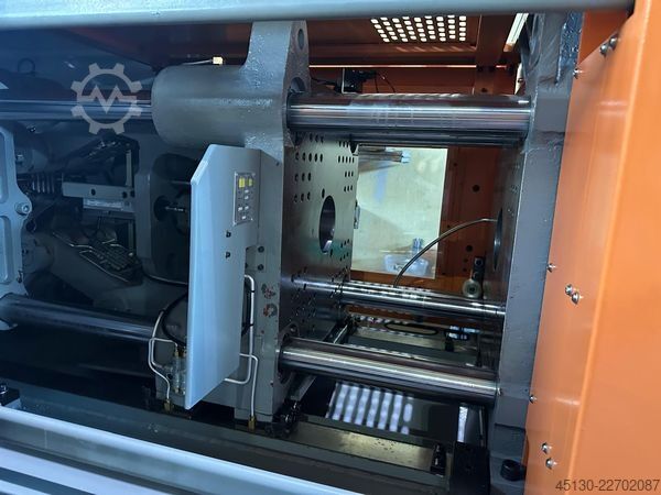 Spritzgießmaschine Chen Hsong JetMaster 88-MK6 mit dem Roboter