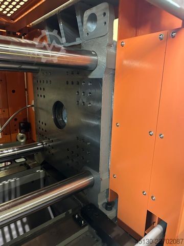 Spritzgießmaschine Chen Hsong JetMaster 88-MK6 mit dem Roboter