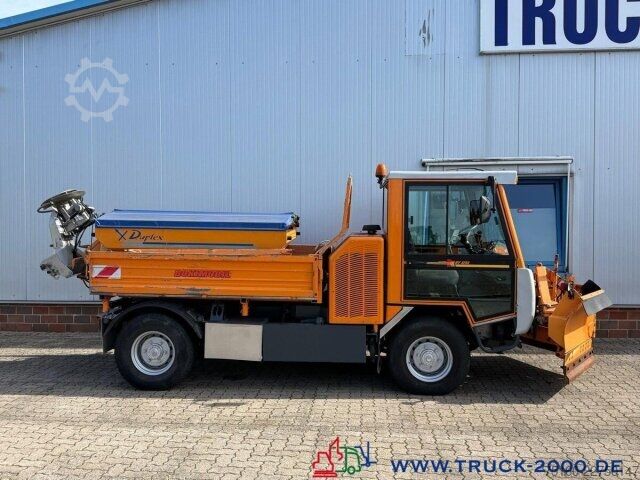 High top van Multicar Boki HY1252B 4x4 Winterdienst Schild + Streuer