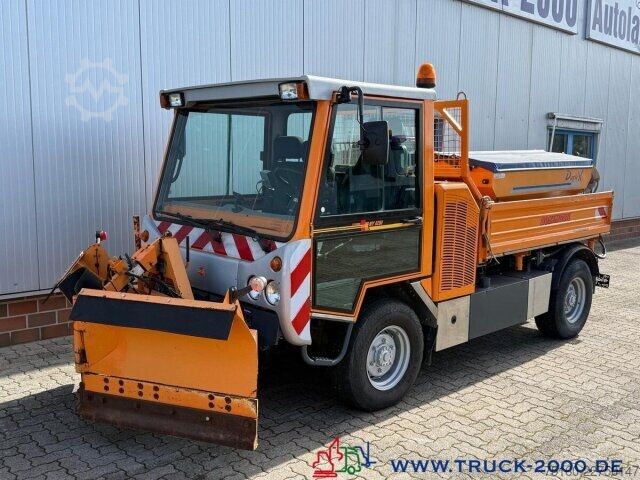 High top van Multicar Boki HY1252B 4x4 Winterdienst Schild + Streuer
