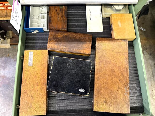 Werkbank mit Inhalt Workbench with Contents