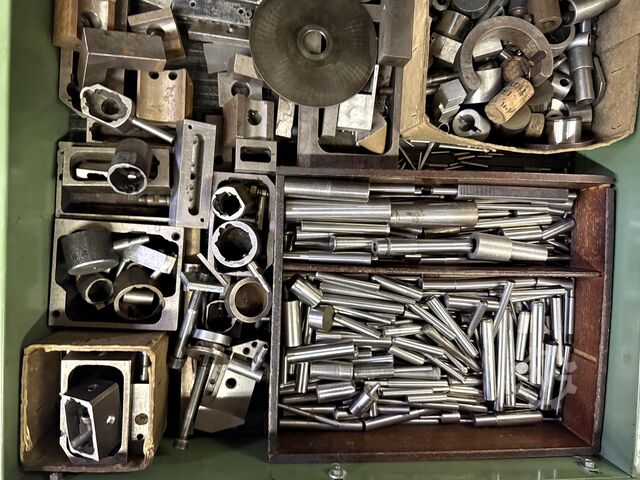 Werkbank mit Inhalt Workbench with Contents