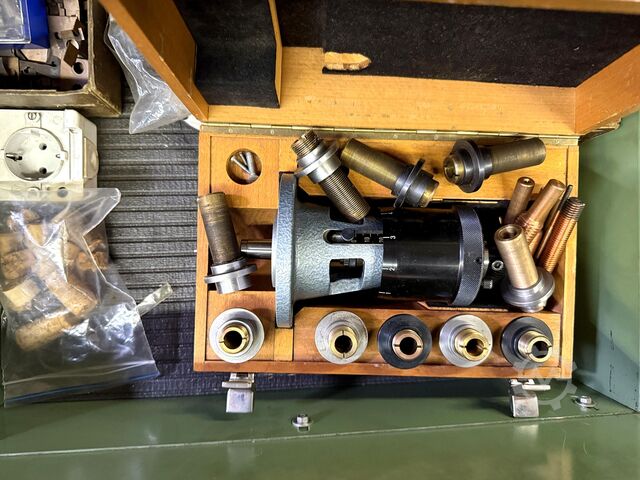 Werkbank mit Inhalt Workbench with Contents