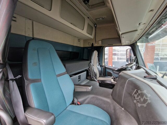Suitcase Volvo FM 370 Globetrotter 4x2 - Buggsbygg box with si...
