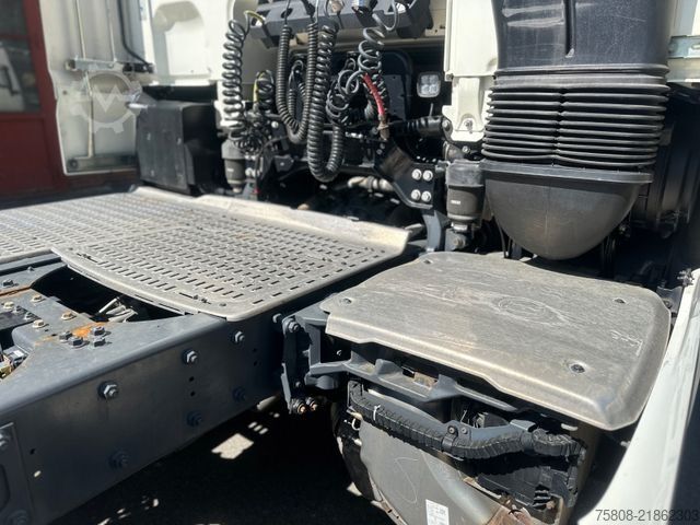 Standard tractor unit DAF XF530 FT 2 Tanks 1180L Euro6e Retarder Xenon