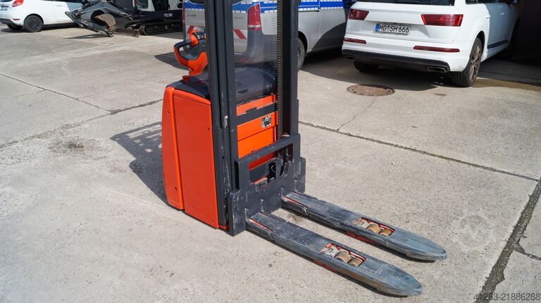 Manual stacker Linde L14 i