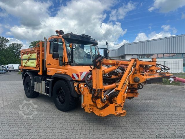 Special purpose truck UNIMOG U 423 / Mähausstattung Dücker / Salzstreuer