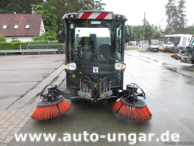 Tractor Kärcher MC130 Advanced Kehrmaschine Geräteträger