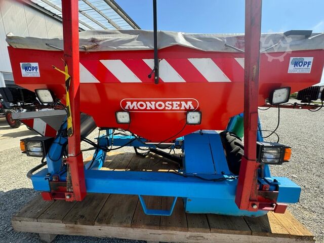 Monosem Monosem Fronttank 1000 Liter ( Wiegeeinrichtung & Spuranzeiger ) Monosem Monosem Fronttank 1000 Liter ( Wiegeeinr